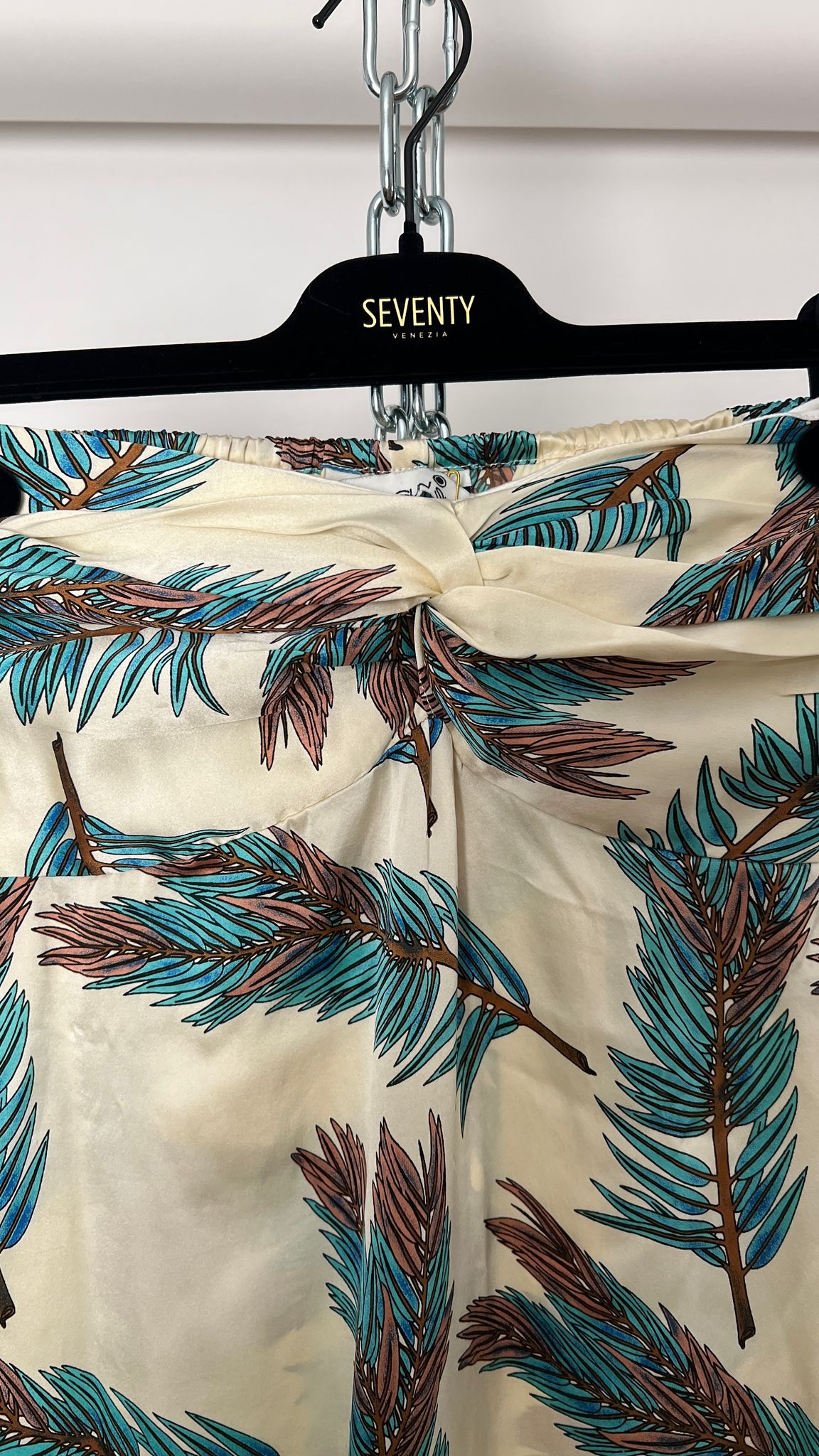Bandeau-Kleid mit Pfauenfedern